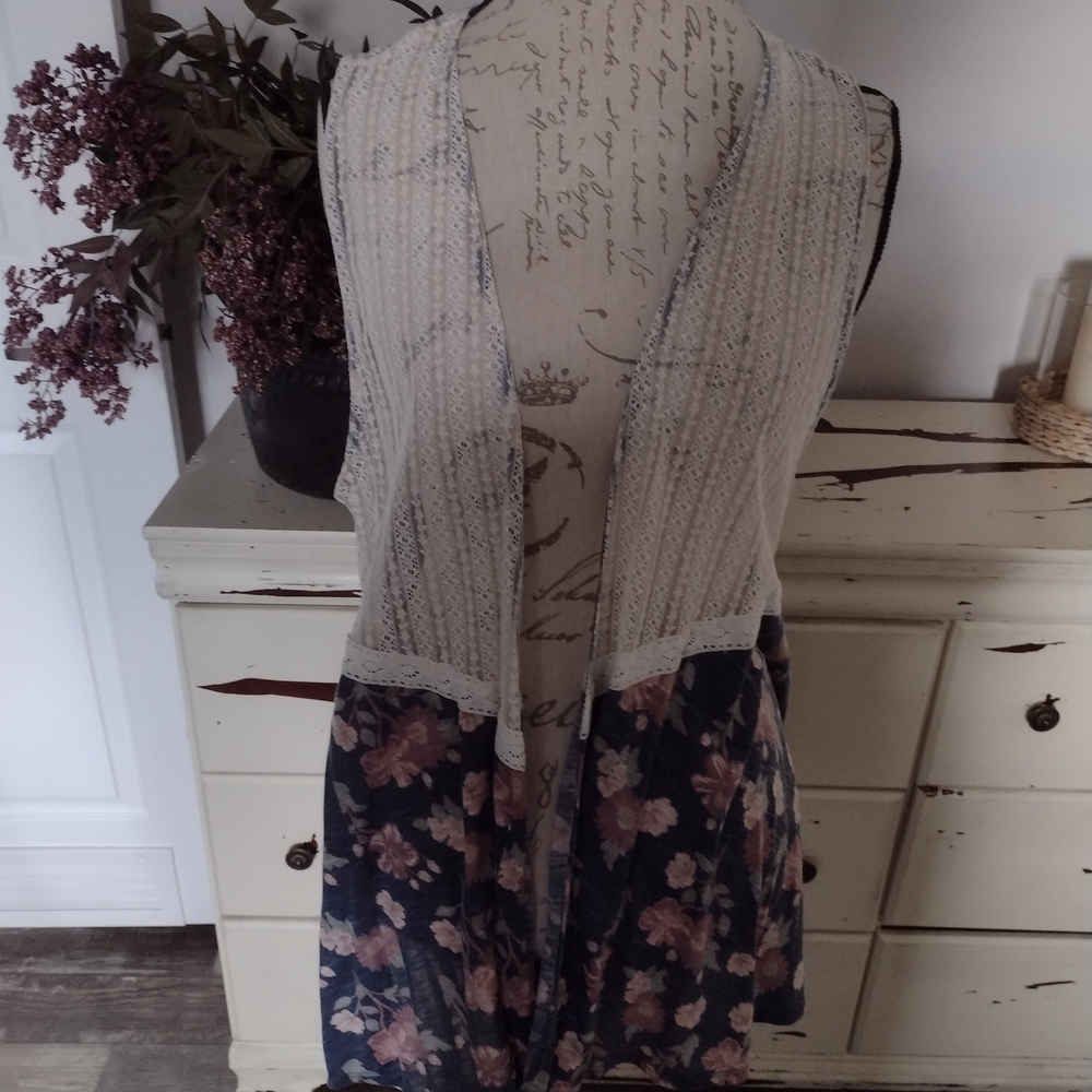 Rue21 Floral Lace Vest - Cream and Blue